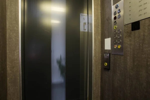Interior de botões no elevador. Dentro dos botões de seleção do piso do elevador. movimento , — Fotografia de Stock