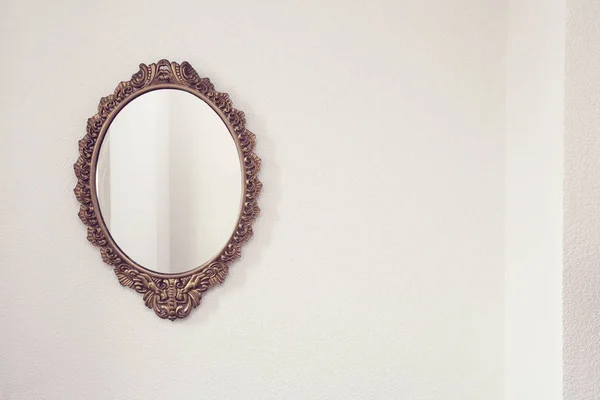 Espejo antiguo dorado en textura de fondo de pared blanca — Foto de Stock