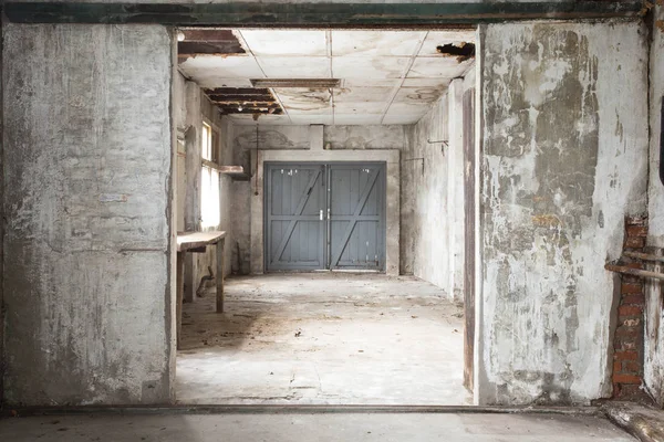 Granero viejo interior abandonado, ruinas de un edificio viejo — Foto de Stock