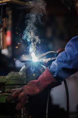 Kaynakçı garajında kaynak, fabrika kaynak çelik yapısında endüstriyel Işçi işçiye