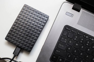 Harici sabit disk dizüstü bilgisayara bağlanma, dizüstü bilgisayar ve sabit disk arasında veri aktarımı veya yedekleme