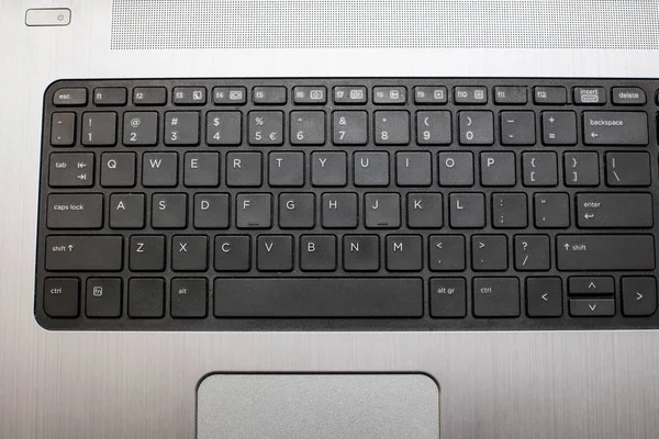 Primo piano di una tastiera nera di un computer portatile moderno . — Foto Stock