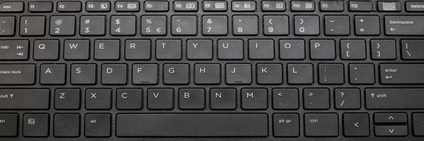 Primo piano di una tastiera nera di un computer portatile moderno . — Foto Stock
