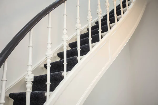 Close up de detalhes escadas de madeira em casa, escadas antigas de luxo — Fotografia de Stock
