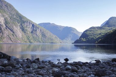 yüksek kayalar, nehir ve dağlar, sakin göl ile güzel manzara