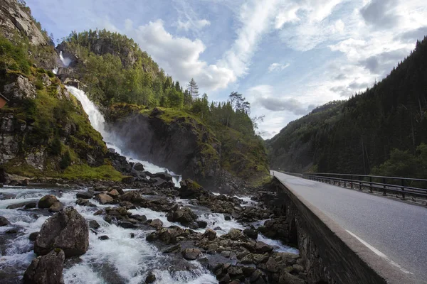 Pemandangan Norwegia, air terjun di dekat jalan. tujuan yang indah — Stok Foto
