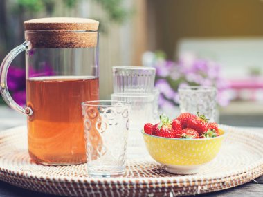 Yaz aylarında bahçe masasında açık havada çilek ile taze ev yapımı limonata