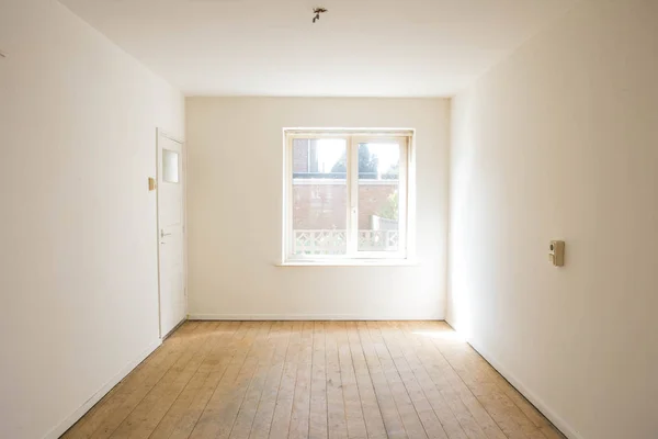 装修前带木地板的空白色房间 — 图库照片
