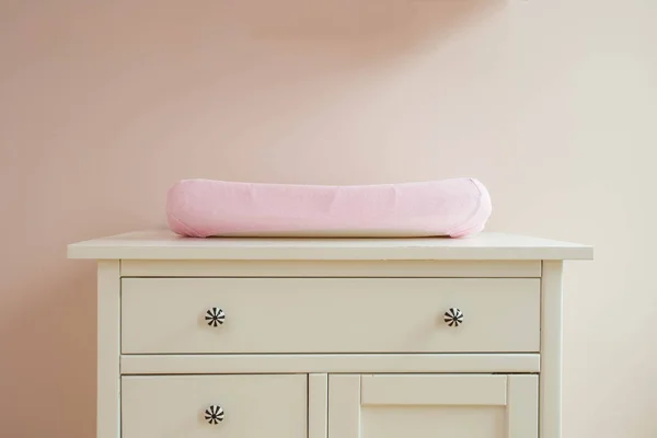 Alfombra de cambio en habitación de bebé de diseño moderno, colores rosados —  Fotos de Stock