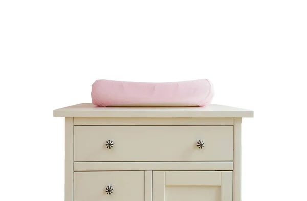 Alfombra cambiante en el diseño moderno de la habitación del bebé, colores rosados aislados — Foto de Stock