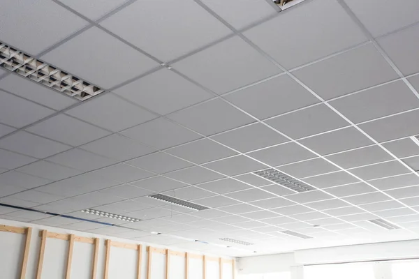 Suspended ceiling with LED square lamps sin the office — Stock Photo, Image