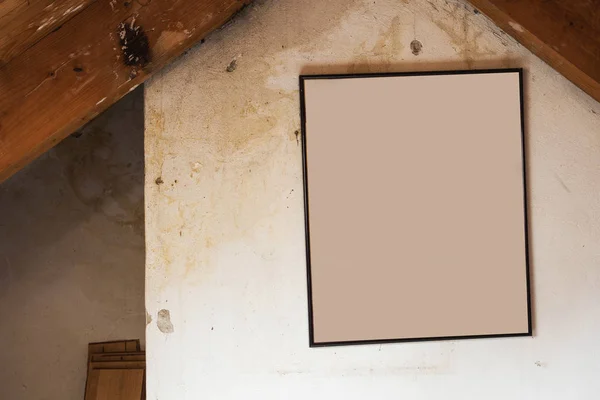 Oude vuile muur in verlaten zolder met een blanco schilderij, ruimte voor tekst grunge gebroken concrete achtergrond textuur vintage design — Stockfoto