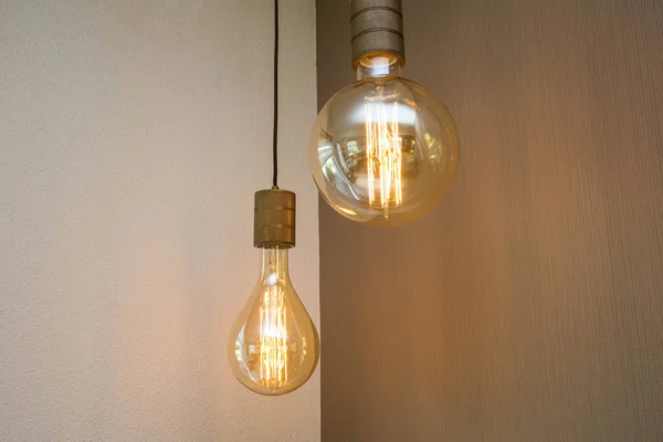 Lampu bohlam vintage dekoratif dalam desain retro rumah — Stok Foto