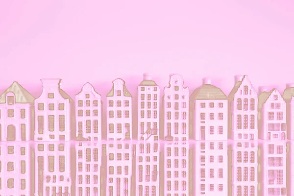 Prachtige skyline van historische gebouwen roze achtergrond — Stockfoto