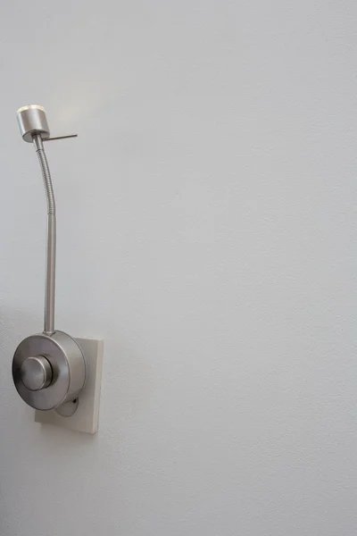 Uma lâmpada de encaixe elétrica é o interior do objeto moderno. decorar em fundo branco  . — Fotografia de Stock