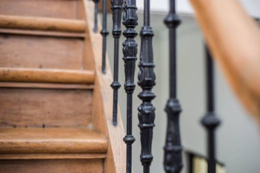 Eski Tarihi Binada Merdiven Korkuluk. Metal Süs ve Beyaz Duvar Arka Plan ile Vintage Merdiven İç Dekor. Hiçbir Kişi Close Up ile Tarihi Merdiven Case Ev Tasarım Detay.