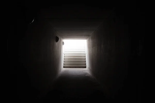 Lumière au bout du tunnel avec un escalier — Photo