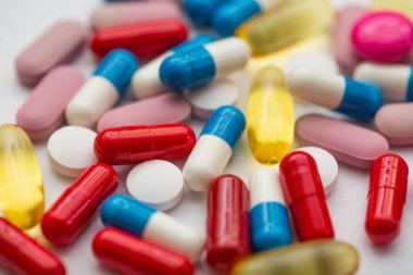 çeşitli ilaç hapları, tablet ve kapsüller, antibiyotikler sağlık
