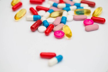 çeşitli ilaç hapları, tablet ve kapsüller, antibiyotikler sağlık