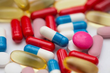 çeşitli ilaç hapları, tablet ve kapsüller, antibiyotikler sağlık