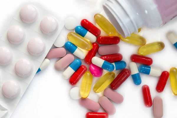 Meny verschiedene Pillen, Streifen und Kapseln, Medizin Hintergrund aus vielen Kapseln und Pillen. Drogeriemarkt-Set. Medikamentenpillen. — Stockfoto