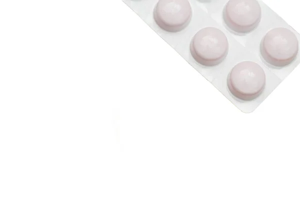 Comprimidos em tira, tira de medicação sobre fundo branco — Fotografia de Stock