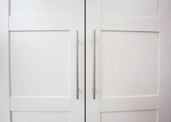 Двери белого шкафа деревянные задний план текстура современный дизайн — стоковое фото