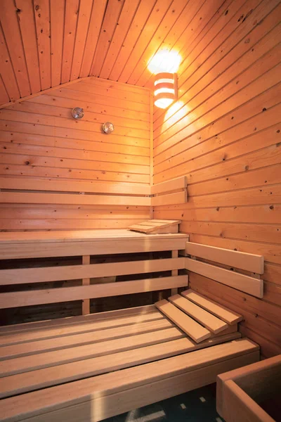 サウナ木製バススチームルーム熱い健康的な生活、空のインテリア — ストック写真