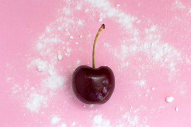 Kiraz meyvesiyah ve beyaz arka plan izole. güzel pembe kavram üst görünüm pudra şekeri