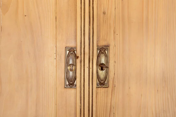 Крупним планом старовинні коричневі двері шафи, старовинний дизайн краси — стокове фото