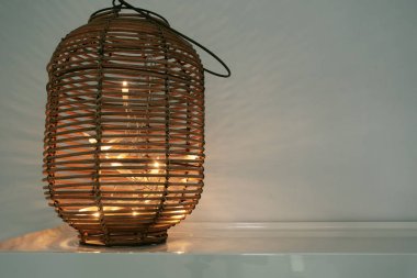 Wicker asma ışık lambası. Hasır el sanatları yaygın Asya kullanılır. Tayland'da, çeşitli şekillerde kullanılır, dolap üzerinde vintage tarzı