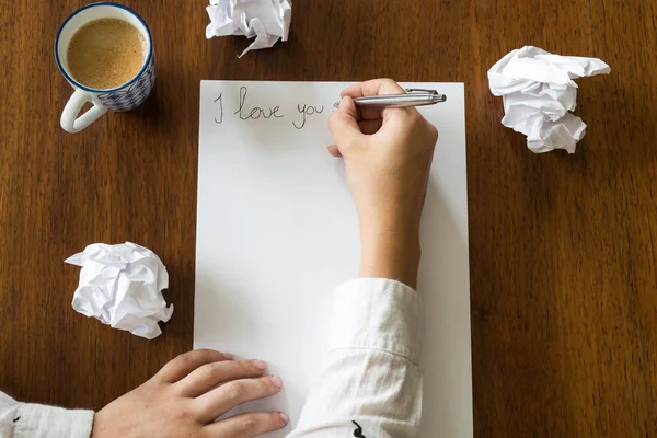 Mulher escrevendo uma carta romântica com o texto que eu te amo, espaço para texto — Fotografia de Stock