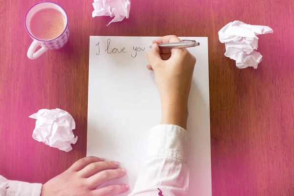 Donna che scrive una lettera romantica con il testo che ti amo, spazio per il testo — Foto Stock