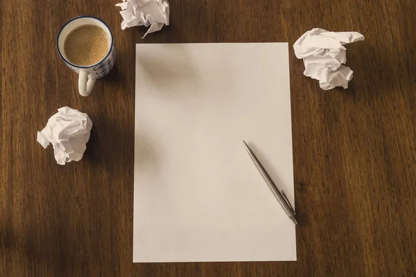 Carta bianca con penna e tazza di caffè su tavolo in legno spazio per il testo — Foto Stock