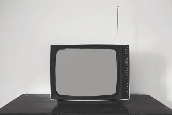 Retro-alter Fernsehempfänger auf der Tischfront, Vintage-Design schwarz-weiß — Stockfoto
