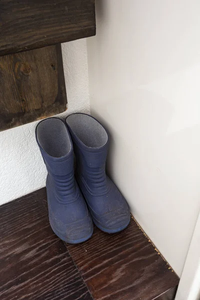 Sepatu bot hujan biru kecil di lemari, untuk anak-anak — Stok Foto