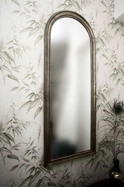 Long miroir vintage sur le mur avec papier peint et plume de paon design rétro antique — Photo