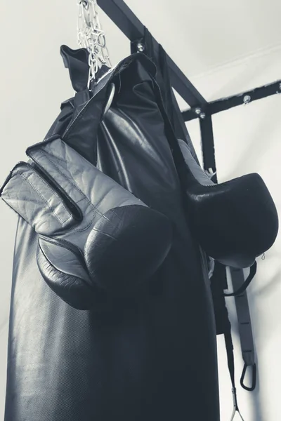 Bokshandschoenen en ponsen tas close-up sport concept zwart-wit — Stockfoto