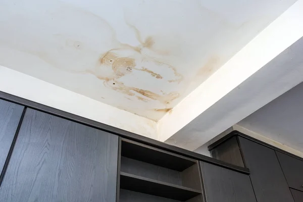 Fuga de techo, techo humedecido por agua y mancha en el techo — Foto de Stock