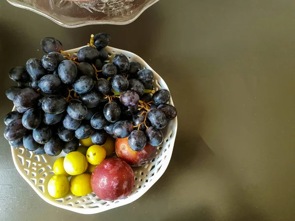 健康新鲜的各种水果在桌子上的桌子上，葡萄，苹果，香蕉健康的生活方式 — 图库照片