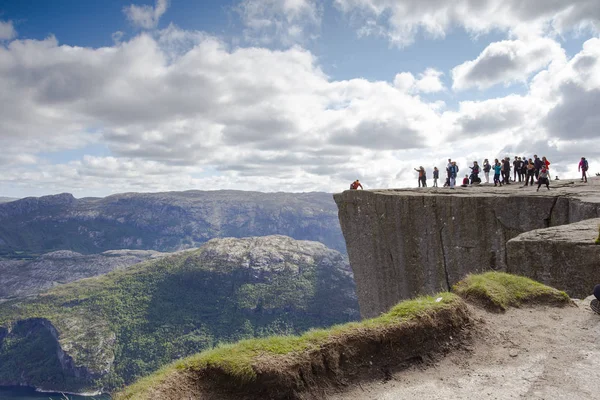 Preikestolen или Prekestolen. Pulpit Rock, известный аттракцион возле Ставангера. Вид на норвежский город Лисефёрд — стоковое фото