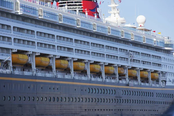 Groot luxe cruiseschip Disney Wonder on Sea, september 2018 Noorwegen Kristiansand — Stockfoto