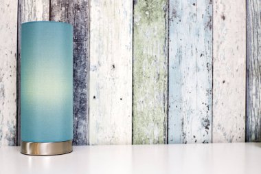 ahşap duvara karşı kablosuz gece ışığı, metin için renkli mavi dekorasyon alanı