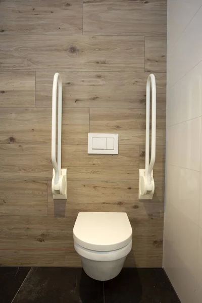 Innen Toilette deaktivieren. Toilette mit Haltegriffen für Senioren oder Behinderte, behindertengerechtes Konzept. modernes Design — Stockfoto