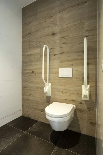 Innen Toilette deaktivieren. Toilette mit Haltegriffen für Senioren oder Behinderte, behindertengerechtes Konzept. modernes Design — Stockfoto