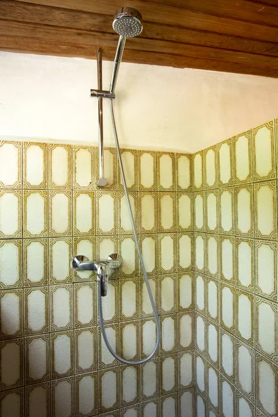 Nahaufnahme Dusche mit Vintage-Stil Zimmer. Retro-Fliesen altmodisch — Stockfoto