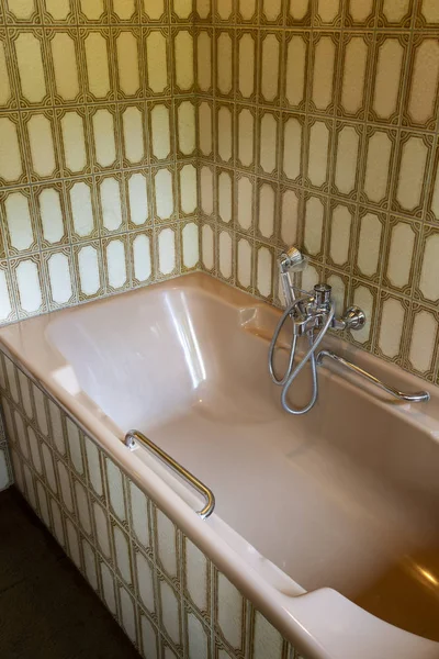 Винтажная ванна с ретро-плиткой, старомодная — стоковое фото