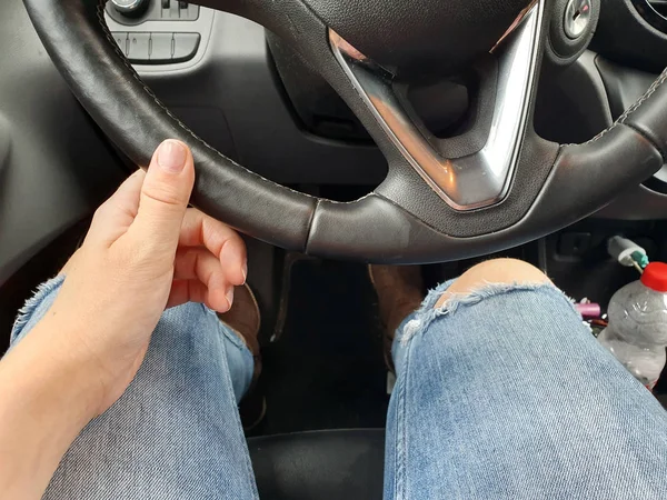 ハンドルを握ってトップビューの女性の手を閉じます。運転する車. — ストック写真