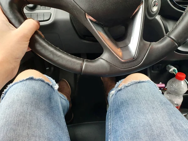 Frauenhände in Großaufnahme, die ein Lenkrad halten. Auto fahren. — Stockfoto