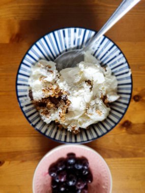 Eski Rustik Ahşap Masa üzerinde Bütün Taze Yaban Mersini ve Yulaf Ezmesi ile Yoğurt Porsiyon. Yakın Çekim Detayı. sabah kahvaltı